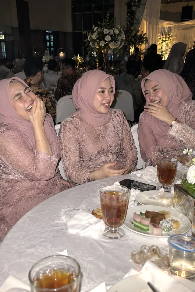 Tiga sahabat Nadia tertawa di meja tamu, Asli