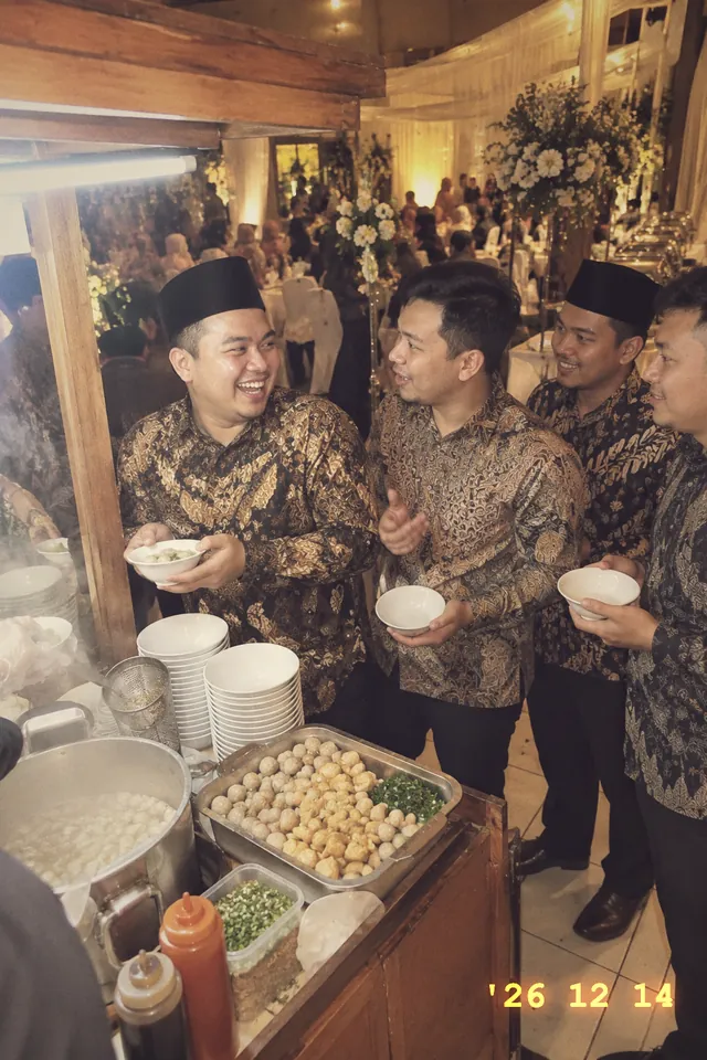 Teman-teman Raka berbatik antre di gubukan bakso sambil tertawa