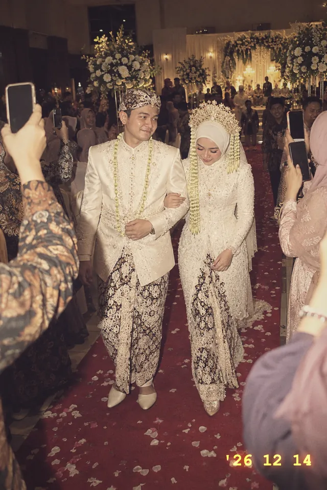 Nadia dan Raka berjalan di karpet merah, tamu merekam dengan HP