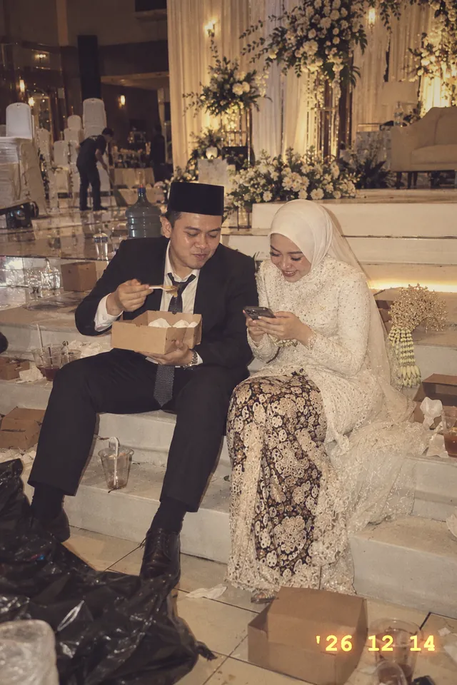 Raka makan nasi kotak di tepi pelaminan, Nadia tertawa melihat HP